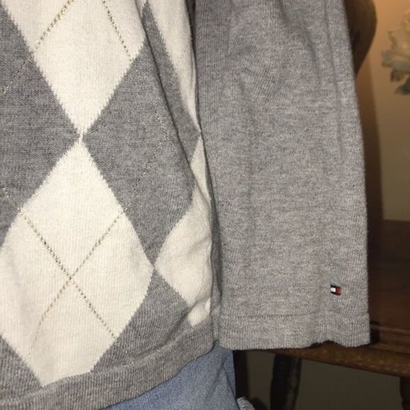 ✌️🏻TWO Tommy Hilfiger Gray V-neck Sweaters - Picture 4 of 9